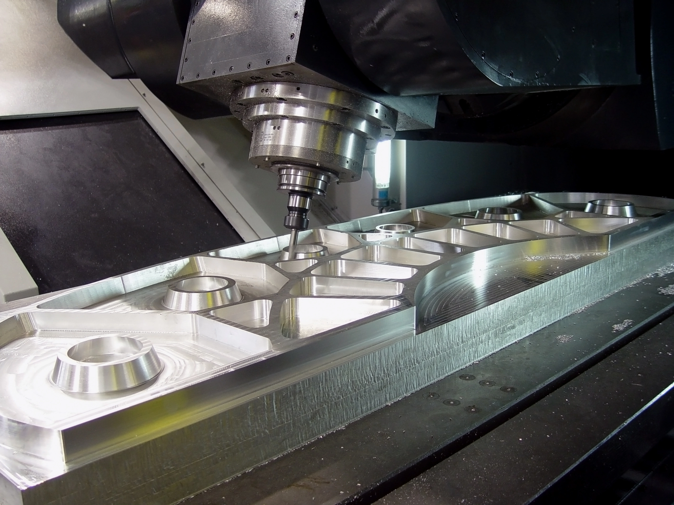 Usinage CNC de précision sur pièce métallique